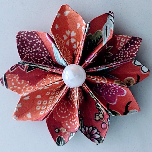 Stunner Flower Lapel Pin - Picture 3 of 4